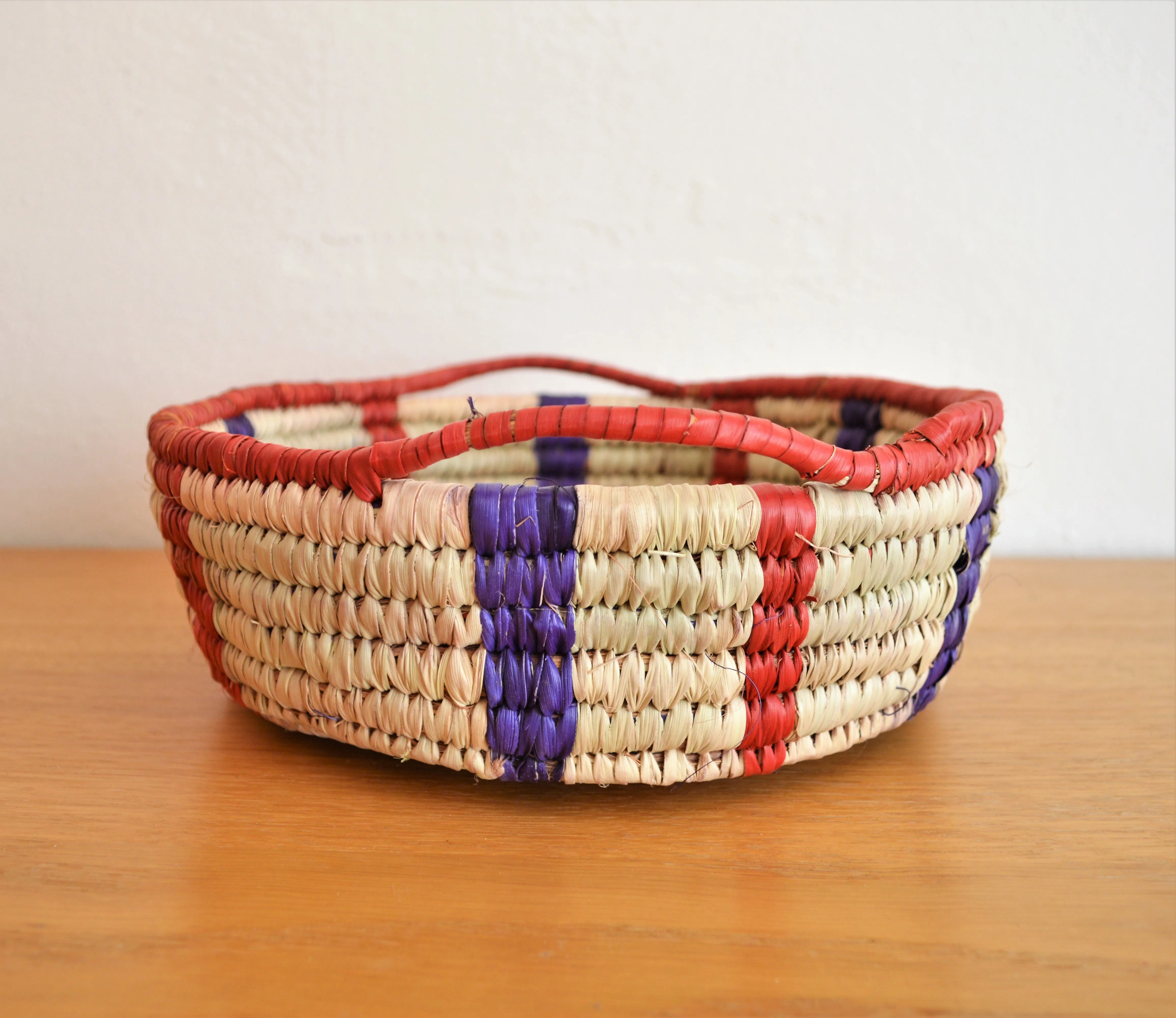 Straw fruit basket bowl