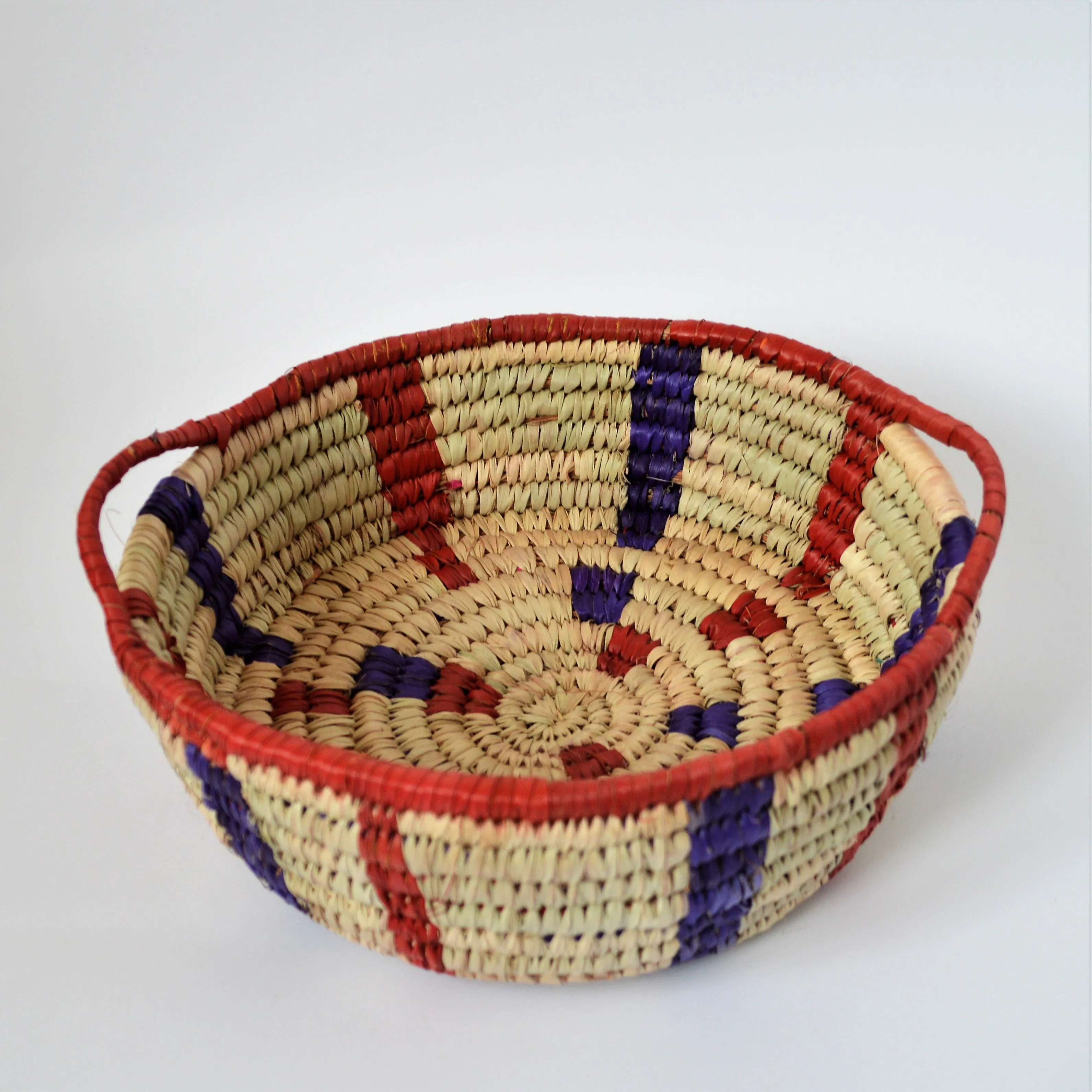 Straw fruit basket bowl