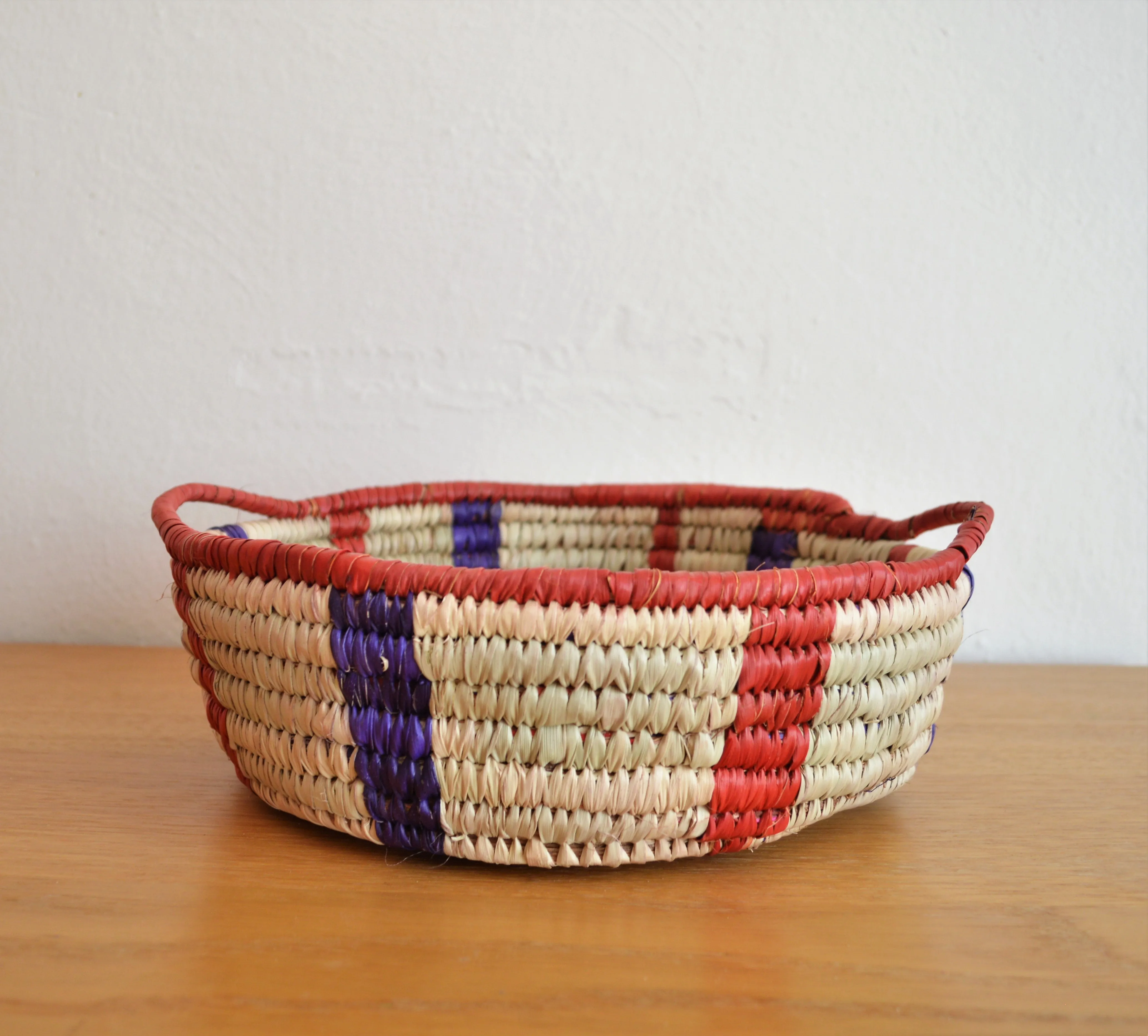 Straw fruit basket bowl